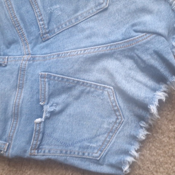 Kendall+Kylie The Icon Short, Size 24 - Picture 8 of 9